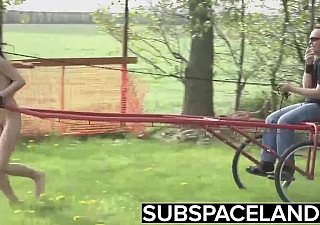 Humilié adolescent lié à un panier et giflé avec une serviette humide dans dispirit soumission