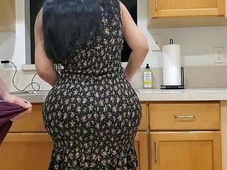 Chunky Ass stepmom fucks jej Pasierb w kuchni po obejrzeniu jego Chunky Howler