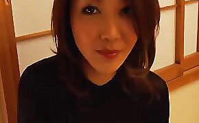 アジアの女の子は、彼女が食い物にして、彼女の無邪気な猫の奥深く犯さパンストます...