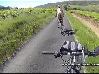Blink- und nackt far der Öffentlichkeit Radfahren auf der Straße