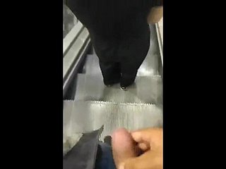 에스컬레이터 슈퍼마켓에서 여자에 정액을 잡았다 Cumsharking