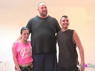Un adolescente, un gigante y una polla! porno de la gente en FAKings!