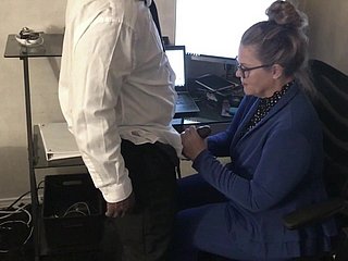 Maduros Office Slut Trucos Con Negro del empleado en el trabajo