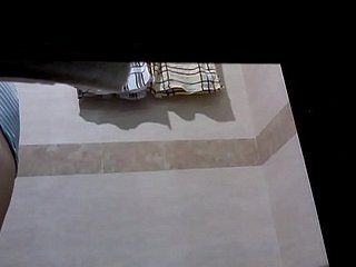 Gril chino leva baño espía