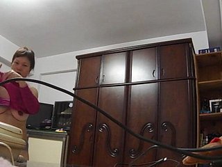 mengenakan pakaian