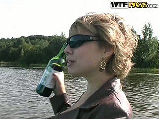 Betrunken blond reife Schlampe wird einen Hahn auf dem Boot gefallen