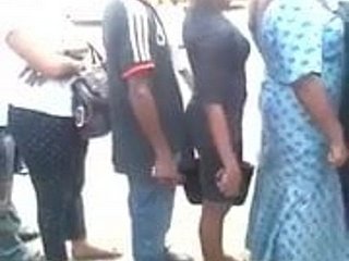 변태는 여자의 뒷면에 자신의 발기 한 거시기를 누르면
