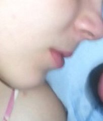 사랑스러운 갈색 머리 소녀 호색한 남자의 cums 그녀가 자고있는 동안