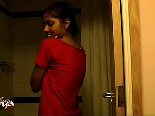 Hot Sexy Indian Amateur Babe Divya in Doccia