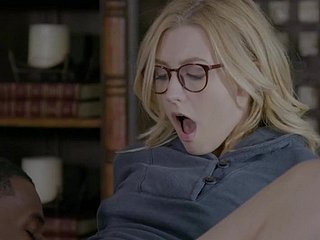Alexa Graceはハードコアシャグを必要とするメガネのひよこです