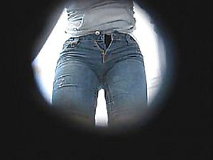 Versteckte Kamera in der Toilette des Mädchens