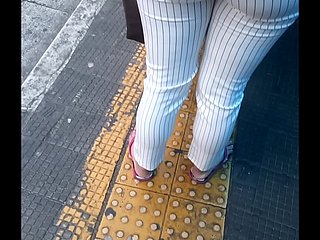 Novinha de sosial na fila do ônibus