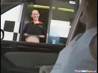 Enseñando Las Tetas en McDonalds Clignotant - Delokos.com