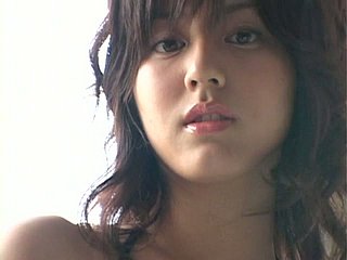 La tentadora nena japonesa yumi sugimoto posa en una playa que muestra su cuerpo flaco