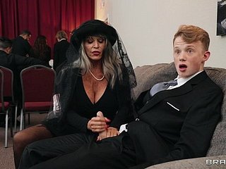 สกินนีเพื่อนที่มีกระเจี๊ยวใหญ่ fucks สกปรกยายแซลลี่ D'Angelo