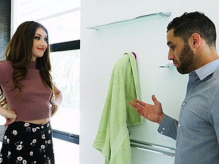 Przystojny Hunk jest zainteresowany gorącą brunetką Elena Koshka