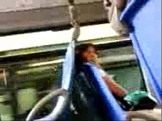 Dick berkelip kepada wanita yang menarik di dalam bas