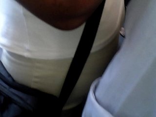 Dua lelaki tua cuba menyentuh ibu tua dalam bas yang sesak
