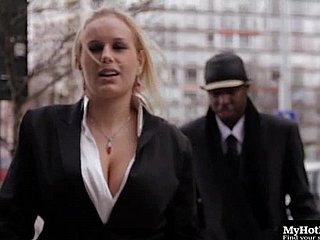 Chubby com grandes mamas Bunning no pau maciço incondicional em interracial porn