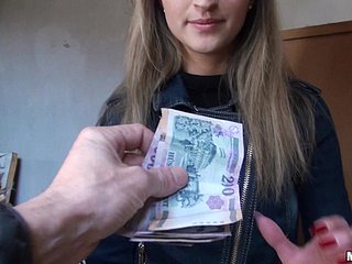 Melanie bertiup dan mendapat fuck untuk wang dalam pov tegar