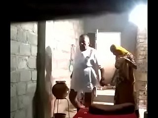 الرجل العجوز الهندي سخيف راندي