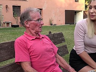 Chaude chaude blonde anal baisée par Horny grand-père