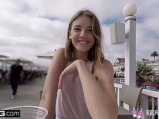 Vera adolescenza - teen pov figa gioca in pubblico