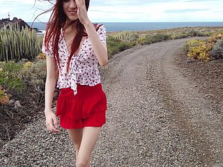 Lewd Kızıl saçlı Babe Sherice Gerilmiş Pussy Labia ve Big Clit ile oynuyor