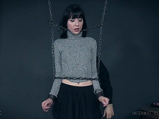 Kaum legale Charlotte Sartre schreit in missbräuchlicher Bondage-Sitzung