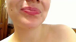 La casalinga cornea permette a suo marito di sparare il suo carico nella sua bocca aperta dal vivo sulla webcam