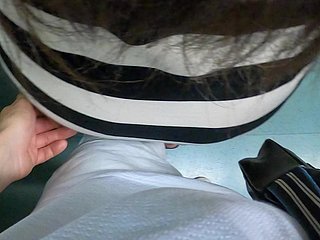 Isteri saya menerangkan bagaimana orang yang tidak dikenali mendekati dia di kereta api dan cuba untuk mengusik pussy dia di bawah skirt mini