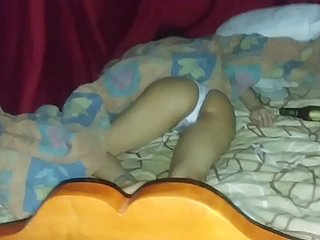 Ik doe hem de gunst van het wakker worden met een gebroken kont.