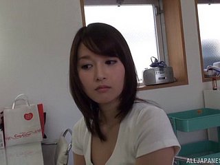 Aller chercher et mignonne poussin japonais et trois gars très excités