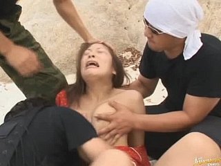 Lucu Akane Mochida akan gangbanged dan tertutup cum di pantai