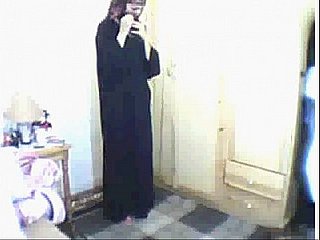 アラブの少女は祈り、その後自慰行為をします