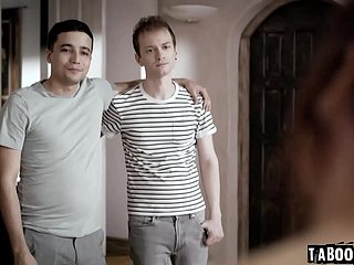 Dwóch młodych gniewnych przyrodnich braci Ricky Hiszpański i Alex Jett podwójnie przenikają na własną drogę starszą mamę Syren de Mer, aby uwolnić ich frustracje!