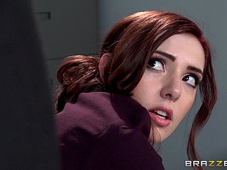 Doupée rousse chevauchant une énorme chew hardcore au bureau