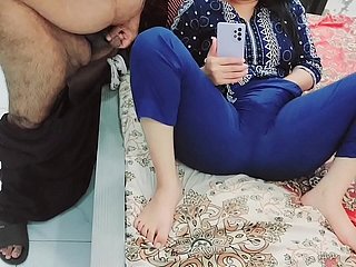 Cha dượng của tôi bắt gặp tôi xem phim khiêu dâm trên thiết bị di động và trừng phạt tôi như một brambles chó cái với âm thanh tiếng Hindi