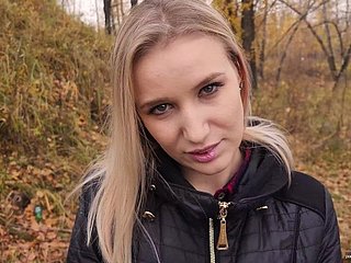 Minha irmã adolescente adora foder e engolir esperma ao ar livre. - POV