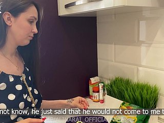 継母は、彼女の猫で動揺した義理の息子を慰めました