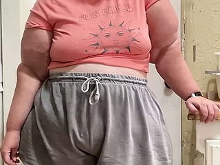 Een verlegen zoete gelukkige SSBBW pronkt met haar wulpse rondingen