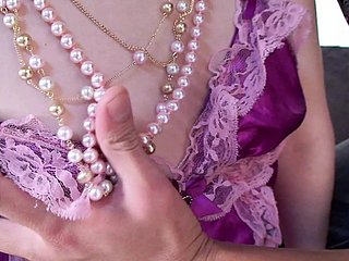 少年は隣人の女性を誘惑し、彼女のトランジクのコックで彼女のそばでお尻で犯されます
