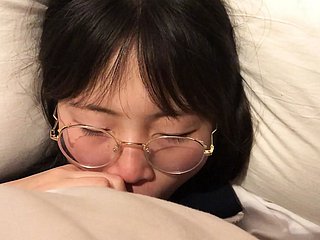 학교 유니폼을 입은 학생 소녀 방과 후 입으로 도와주세요