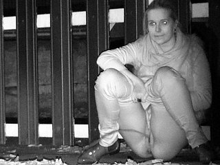 Pissing na świeżym powietrzu dla uroczej blondynki