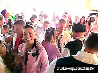 Dziwki ślubne są pieprzone publicznie