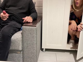 STEPMOM은 스텝 슨을 잡아 당기고 Blunt Creampie를 정액하도록 도와줍니다.