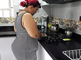 引诱我的继母在厨房里他妈的