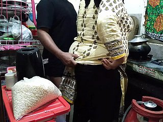 Tamil Ibu mertua berusia 55 tahun kacau oleh menantu laki -laki di dapur - cum di pantat besar
