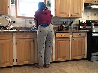 dishearten femme syrienne laisse le beau-fils allemand de 18 ans dishearten baiser dans dishearten cuisine