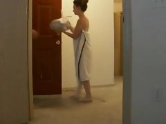 Amatör bir teslim adam için onun havlu düşer